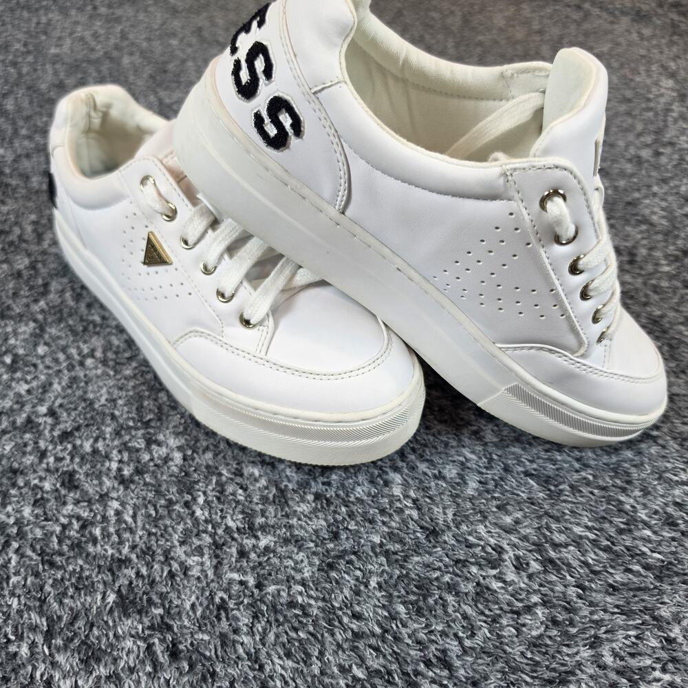 GUESS Womens 8.5 White Sneakers Low Top Lace Up Casual Shoes Logo